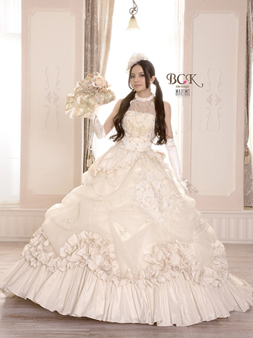 ベッキープロデュースのウェディングドレス『BCK message』をきた花嫁 